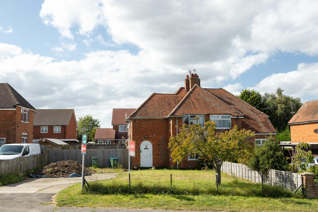 23 Buckingham Road, MK18 2 QA-1