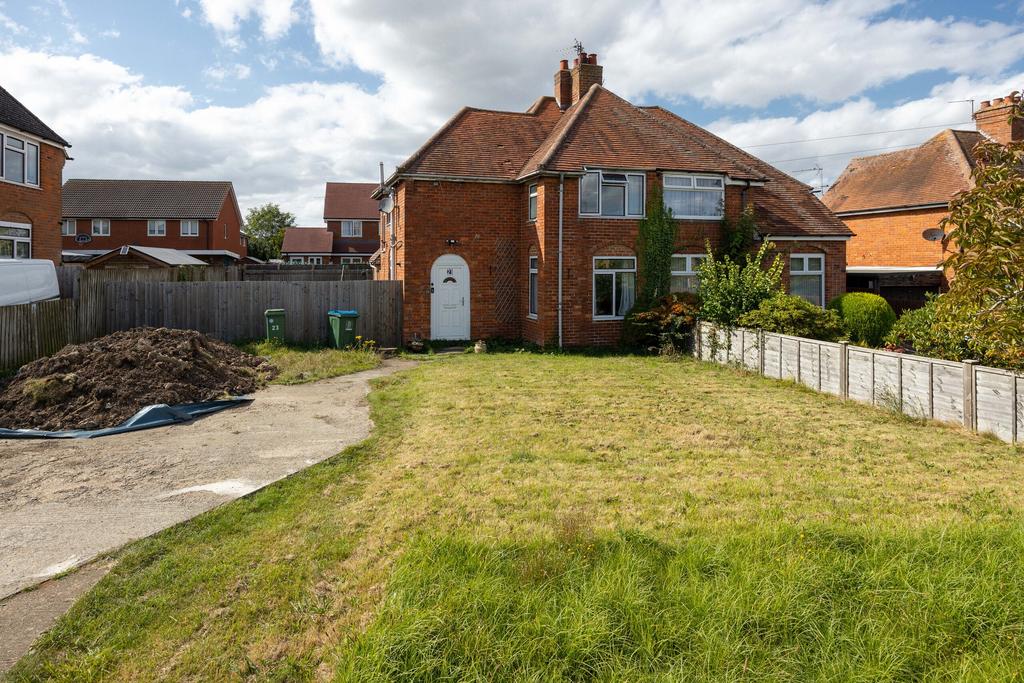 23 Buckingham Road, MK18 2 QA-4