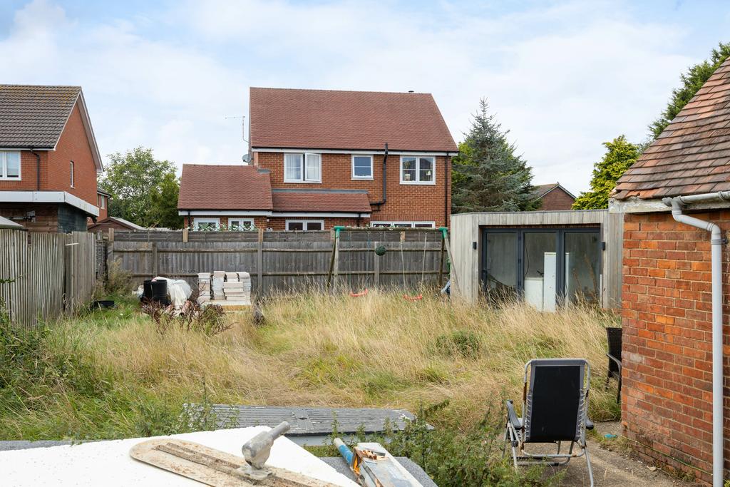 23 Buckingham Road, MK18 2 QA-15