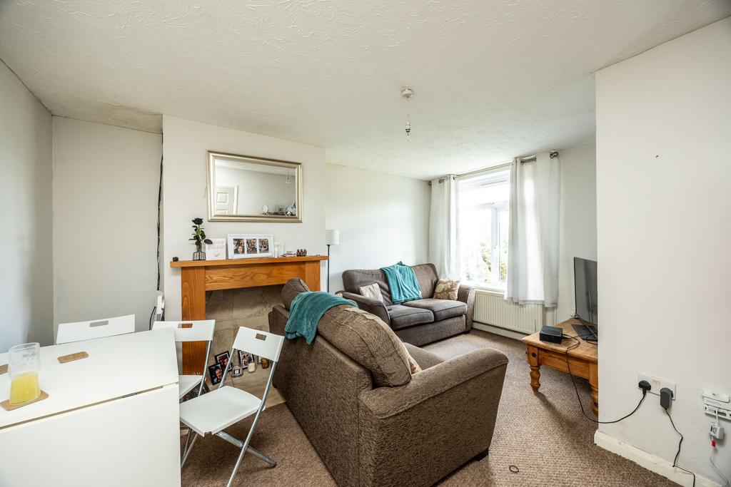 23 Buckingham Road, MK18 2 QA-6