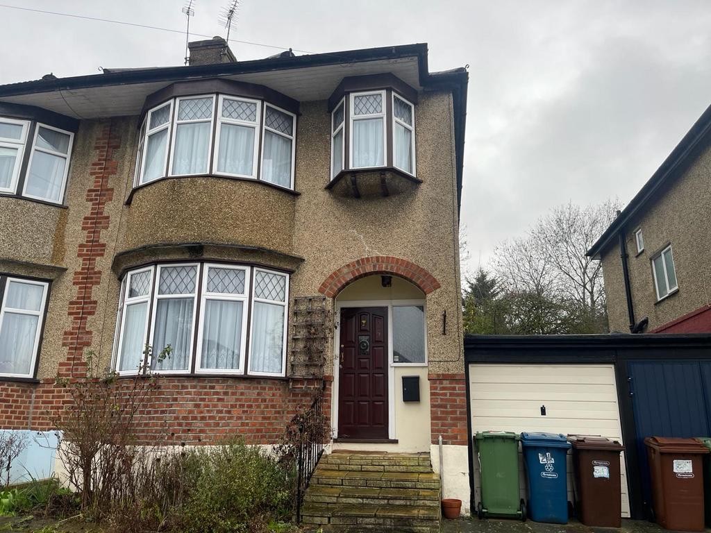 Lyndhurst Avenue, Pinner, HA5 3 bed house to rent £2,600 pcm (£600 pw)