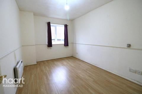 2 bedroom apartment to rent, Littlebrook Avenue, Slough
