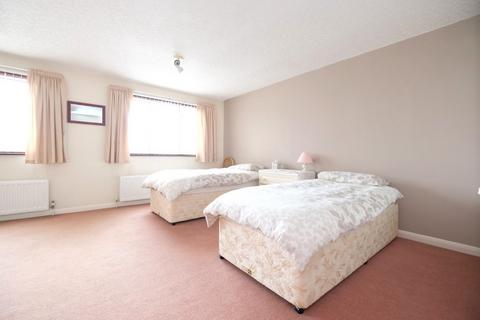 2 Lodge Close, Orpington, BR6 0QQ