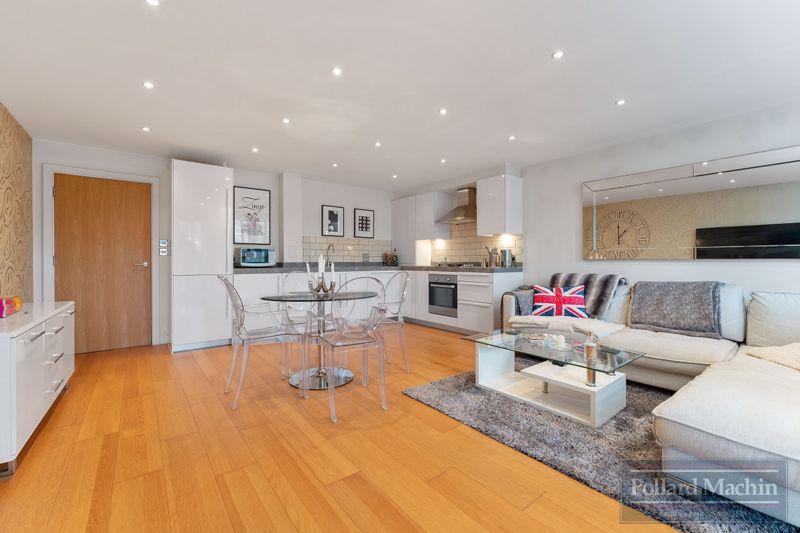 Mitchley Hill, Sanderstead, Surrey 2 bed ground floor flat £385,000