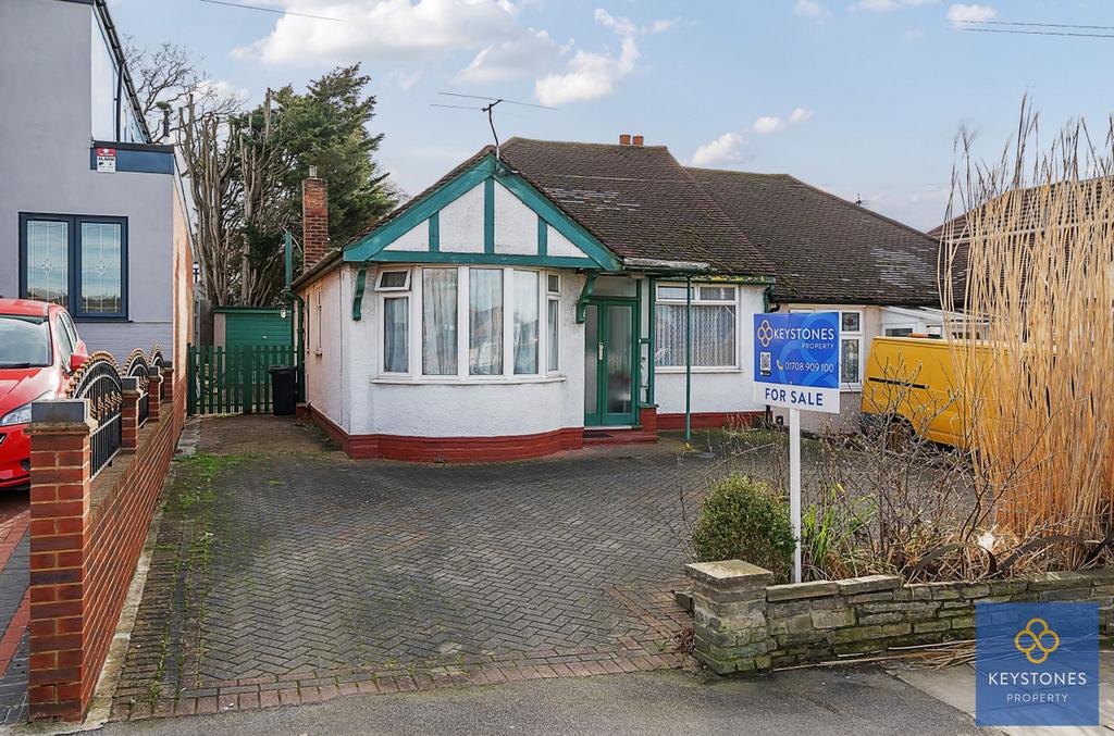 Clayhall Avenue, Clayhall, IG5 2 bed semidetached bungalow for sale