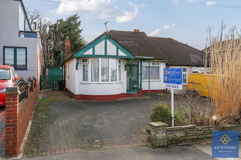 2 bedroom semi-detached bungalow for sale - Clayhall Avenue, Clayhall, IG5
