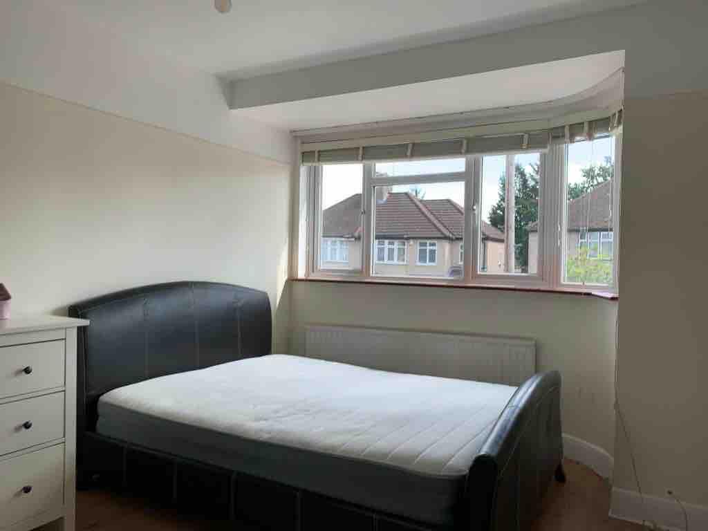 Double Bedroom Front Property ,shared facilities