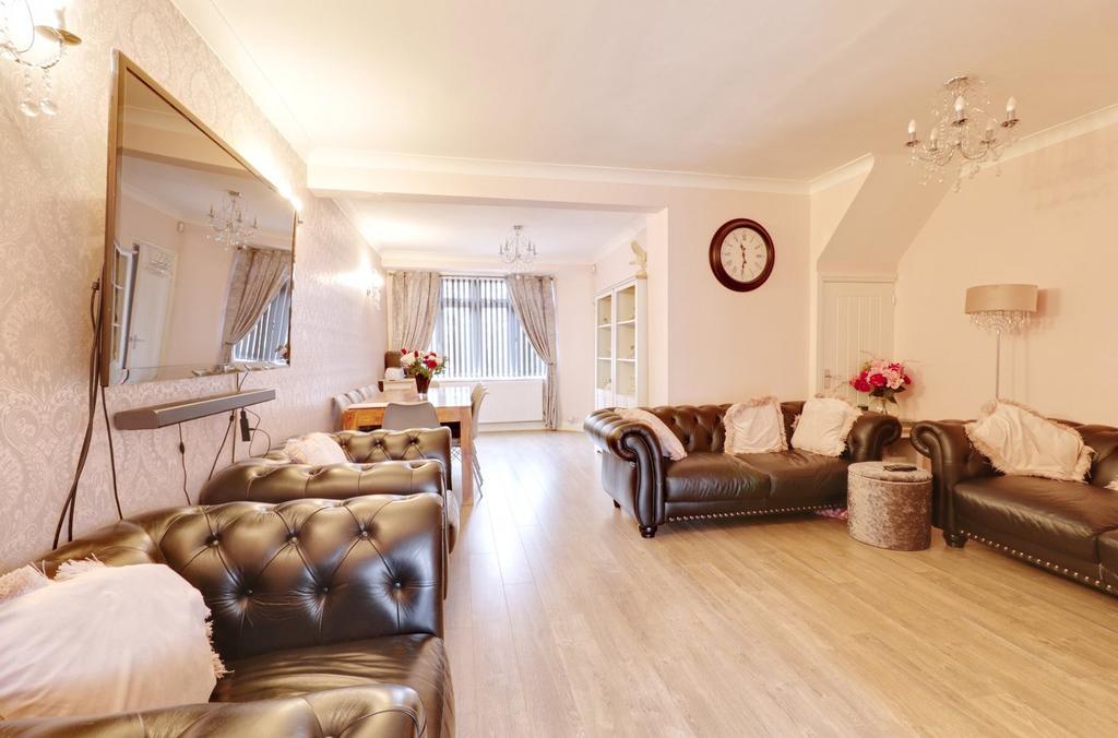Wentworth Way, Rainham RM13 3 bed terraced house for sale £425,000