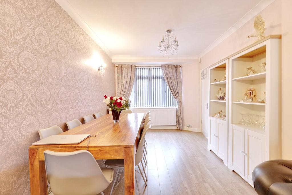 Wentworth Way, Rainham RM13 3 bed terraced house for sale £425,000