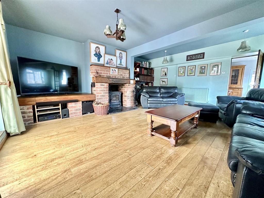 Lounge1.jpg