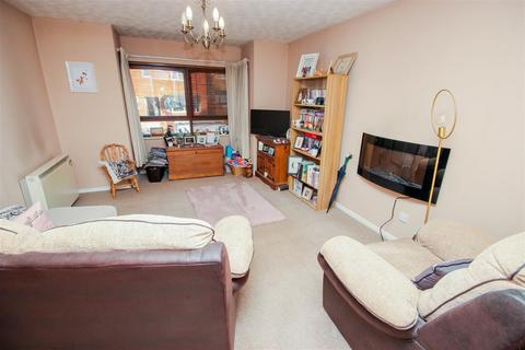 3 bedroom flat for sale - North Street, Rushden NN10