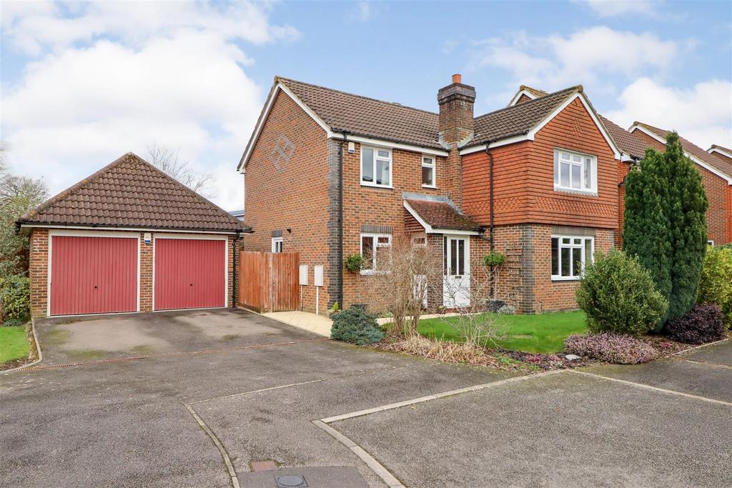 Nightingales Close, Horsham 4 bed detached house for sale £700,000