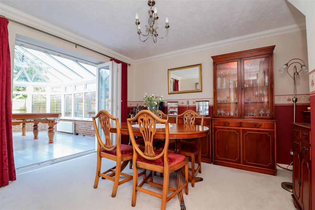 Nightingales Close, Horsham 4 bed detached house for sale £700,000