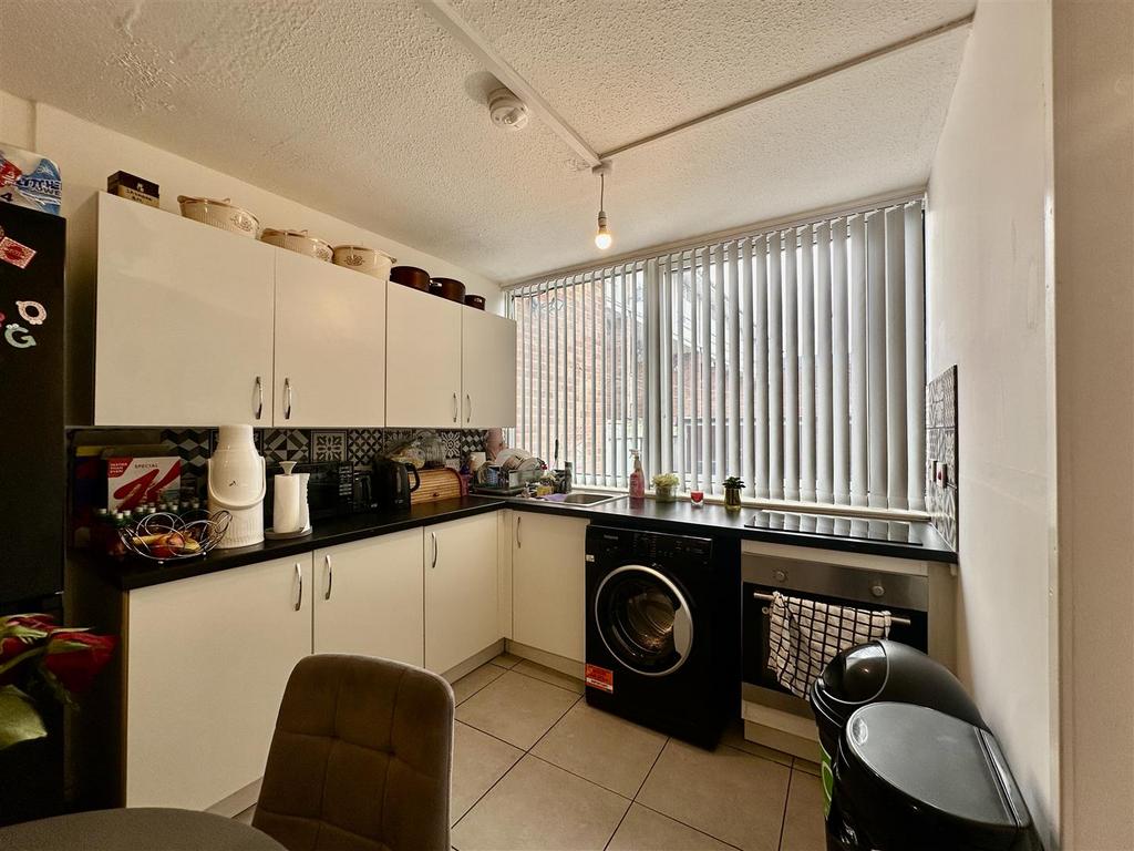 Open plan kitchen and diner