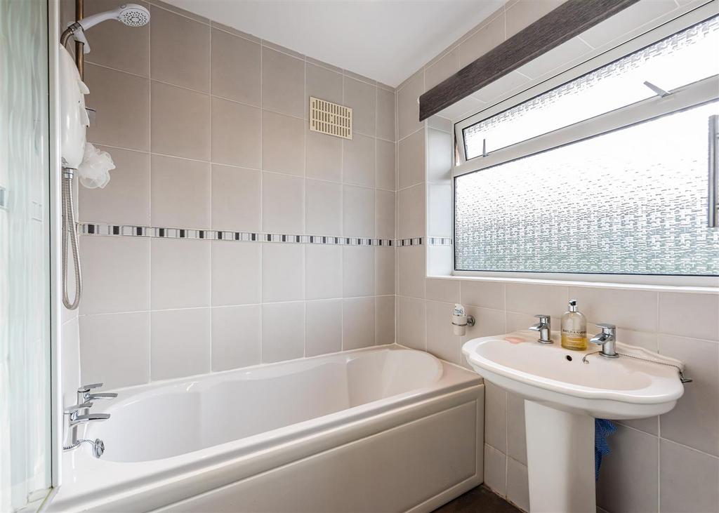 44 Common Road-bathroom.jpg