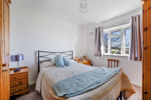 3 bedroom flat for sale - Hildenley Close, Redhill RH1