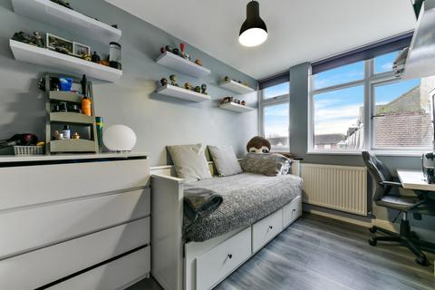 3 bedroom flat for sale, Kingston Road, Ewell Village