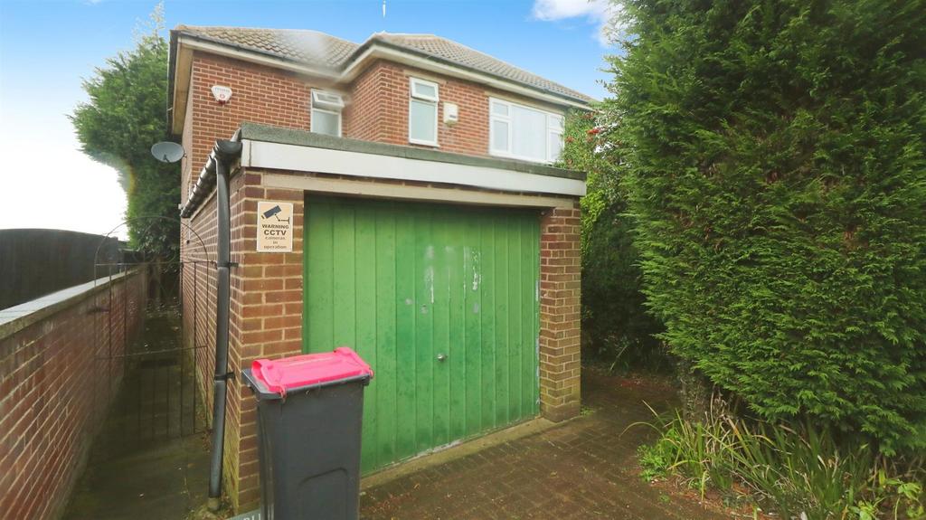 Doncaster Road, Thrybergh, Rotherham 3 bed detached house for sale £