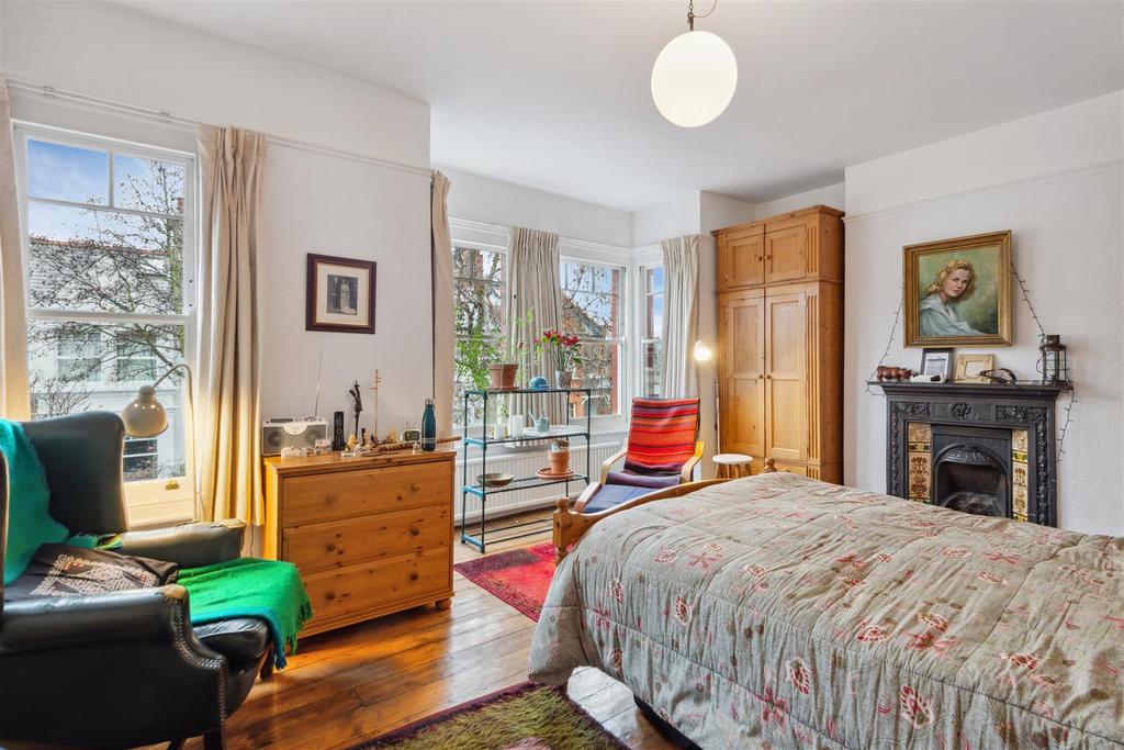 Compton Crescent, W4 - FOR SALE