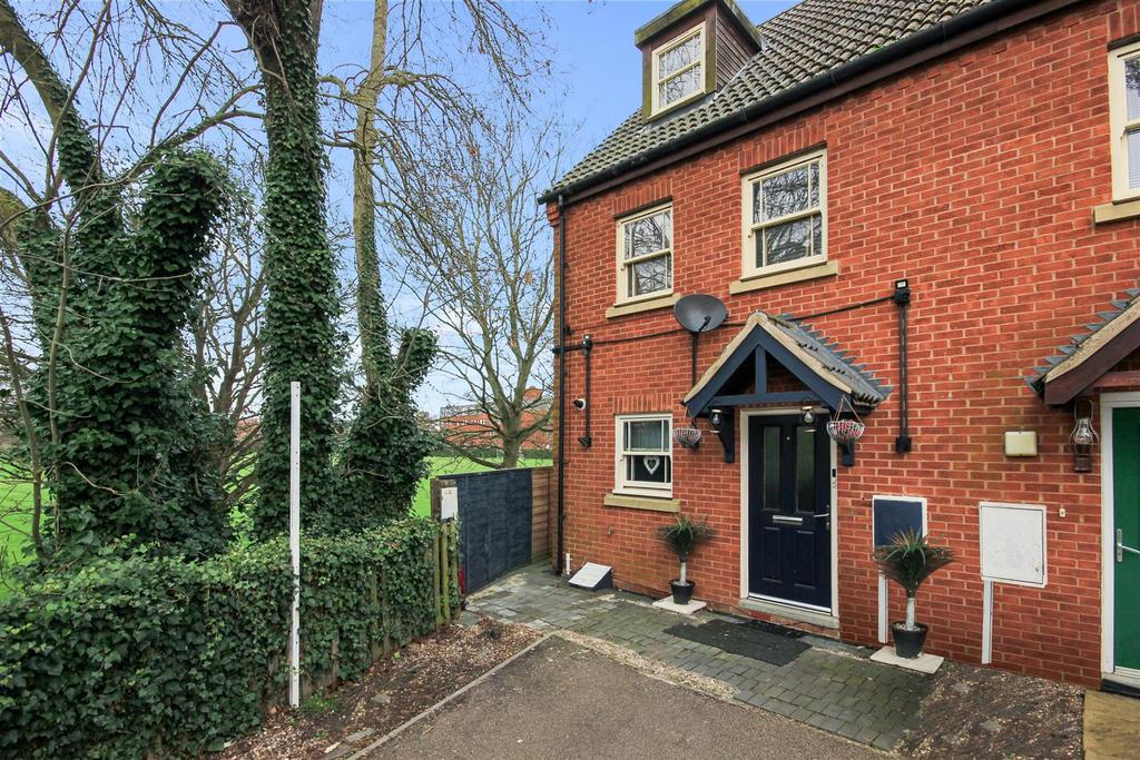 Chapman Road, Wellingborough NN8 3 bed townhouse £250,000