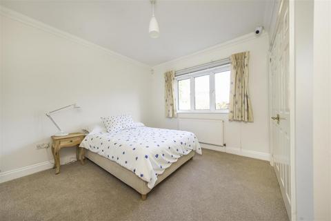 1 Heracles Close, Park Street, St Albans, AL2 2JN