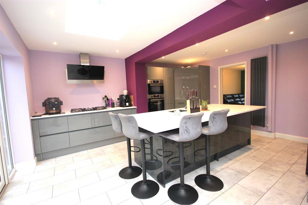 Torrington Road, Wellingborough NN8 4 bed detached house £335,000