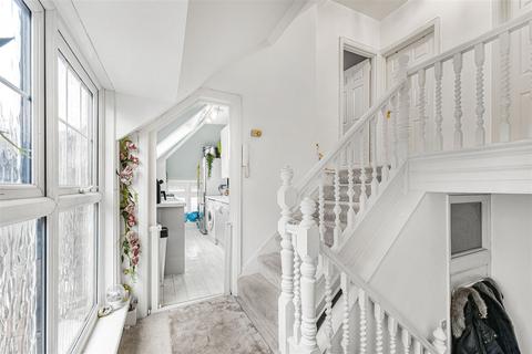 4b Elm Park Road, London, N21 2HN