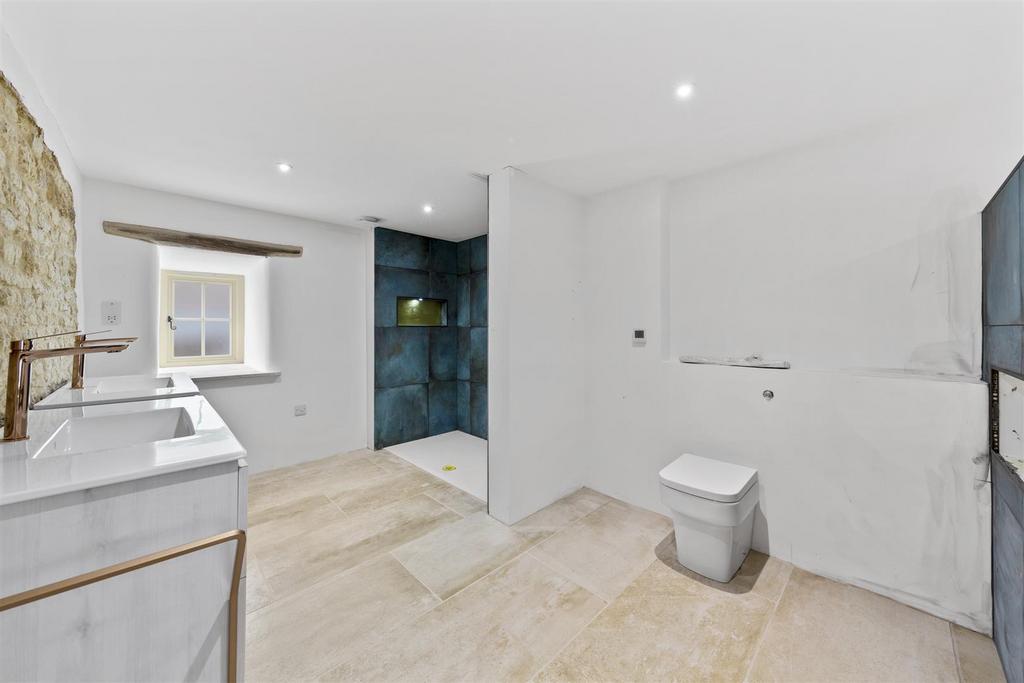 Family Bathroom 1.jpg
