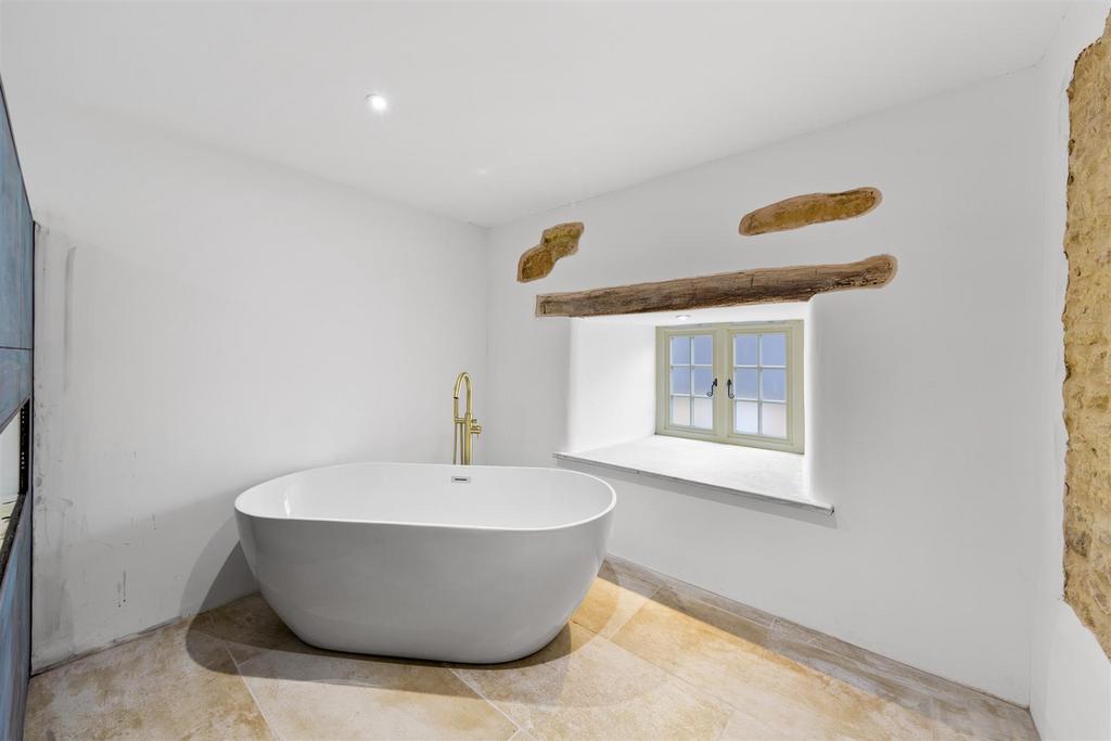 Family Bathroom 3.jpg