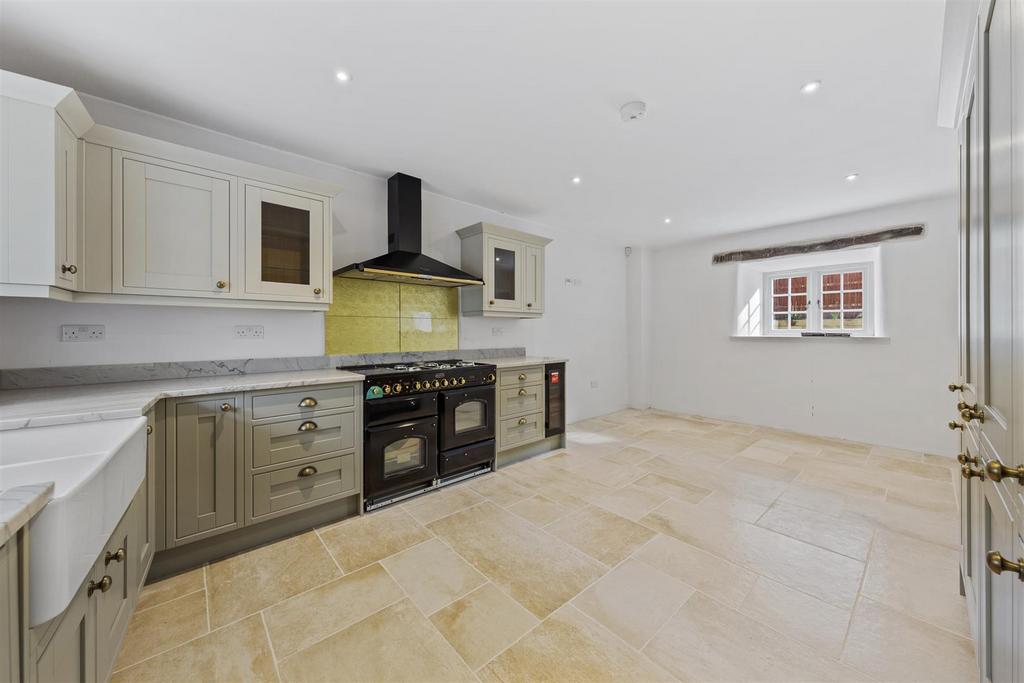 Kitchen 1.jpg