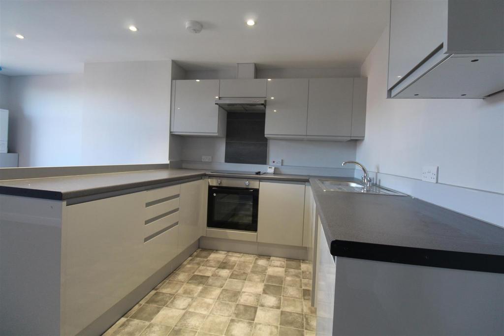 Chorley New Road, Horwich, Bolton 2 bed flat to rent £700 pcm (£162 pw)