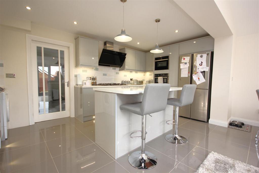 Aintree Drive, Rushden NN10 3 bed detached house for sale £300,000