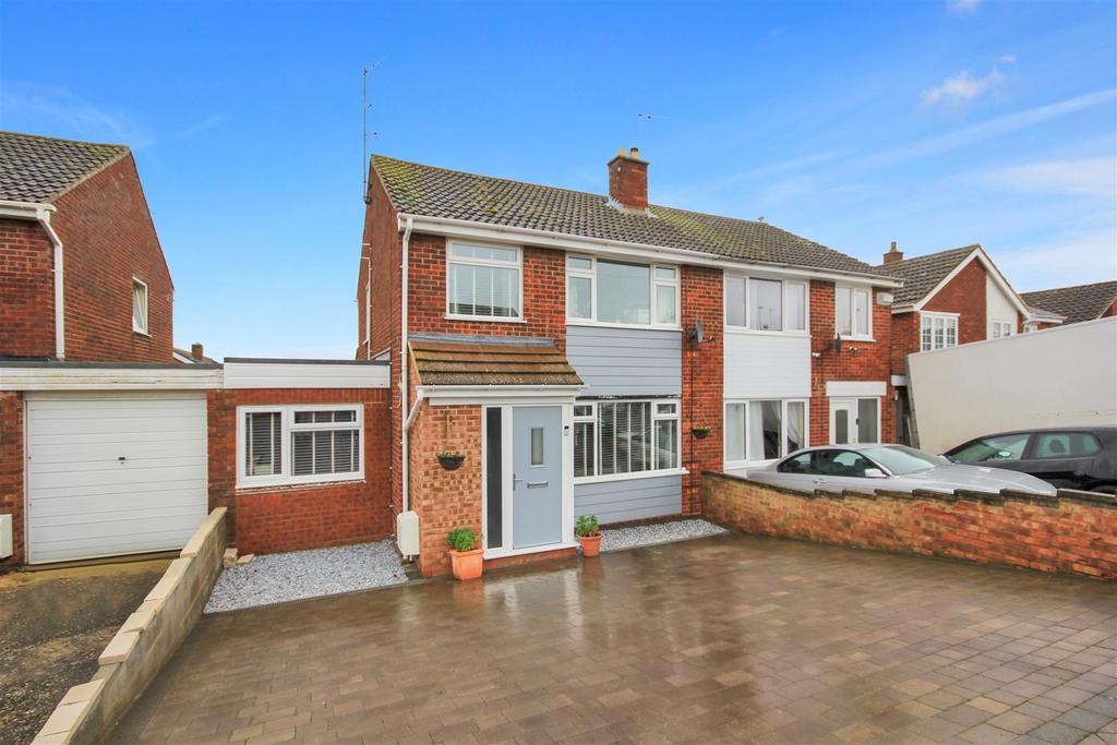 Arkwright Road, Irchester NN29 3 bed detached house £289,995