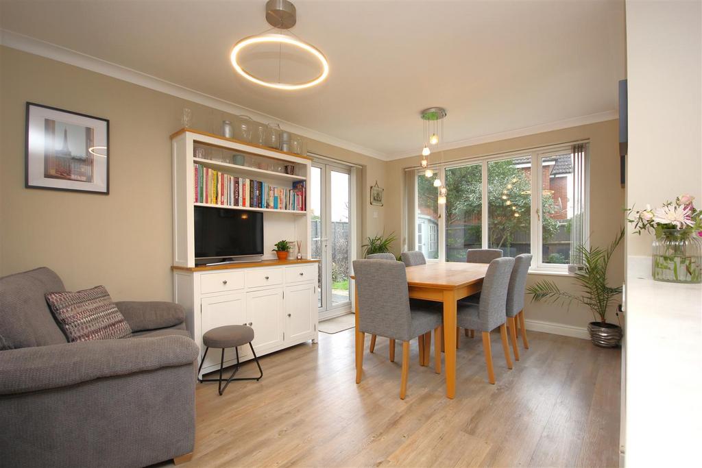 Meadow Sweet Road, Rushden NN10 4 bed detached house £500,000