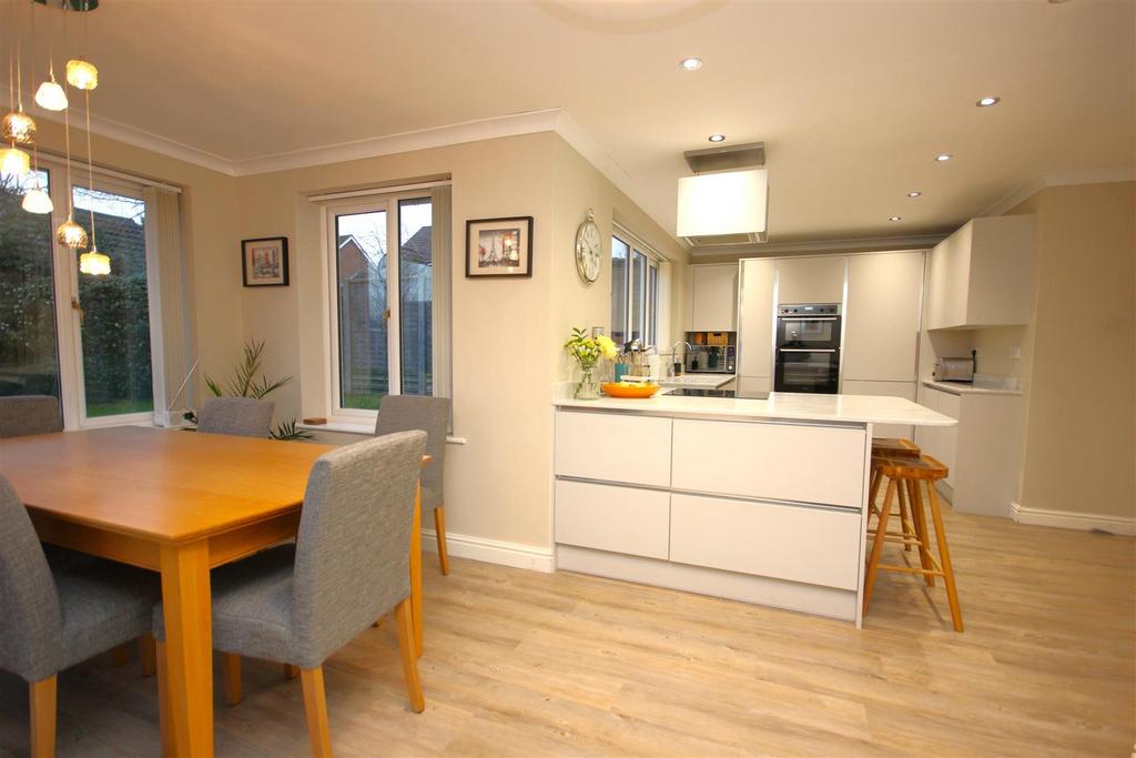 Meadow Sweet Road, Rushden NN10 4 bed detached house £500,000