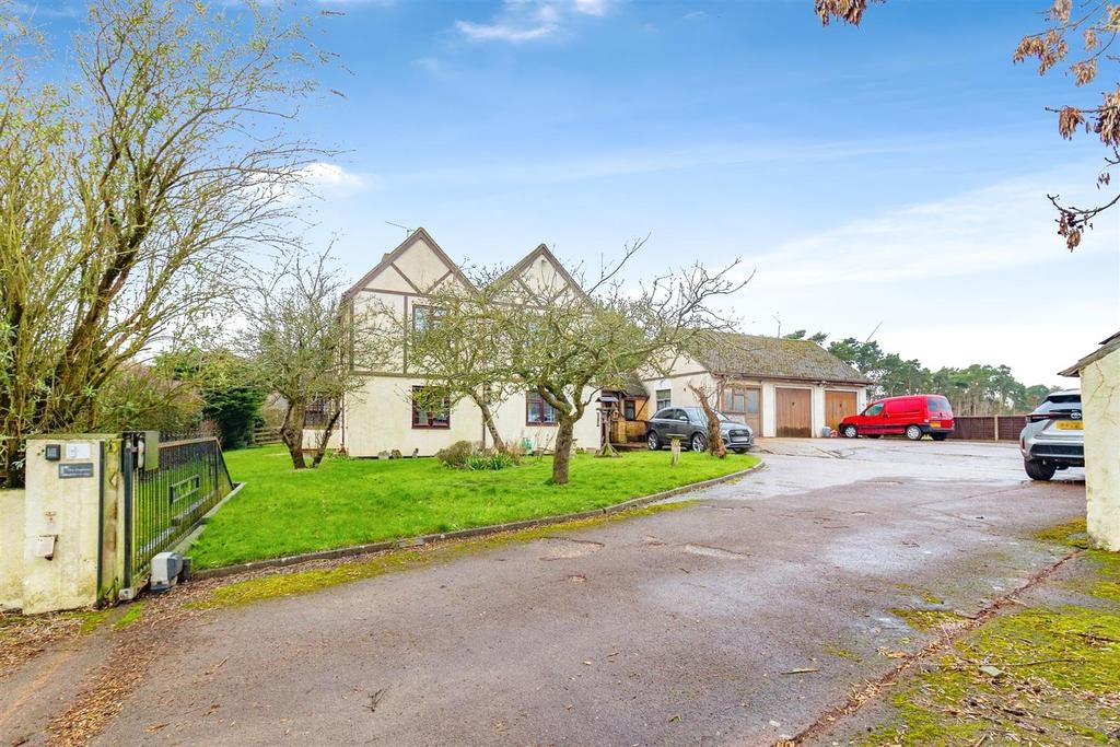 Eastern Way, Heath And Reach, Bedfordshire 4 bed detached house for