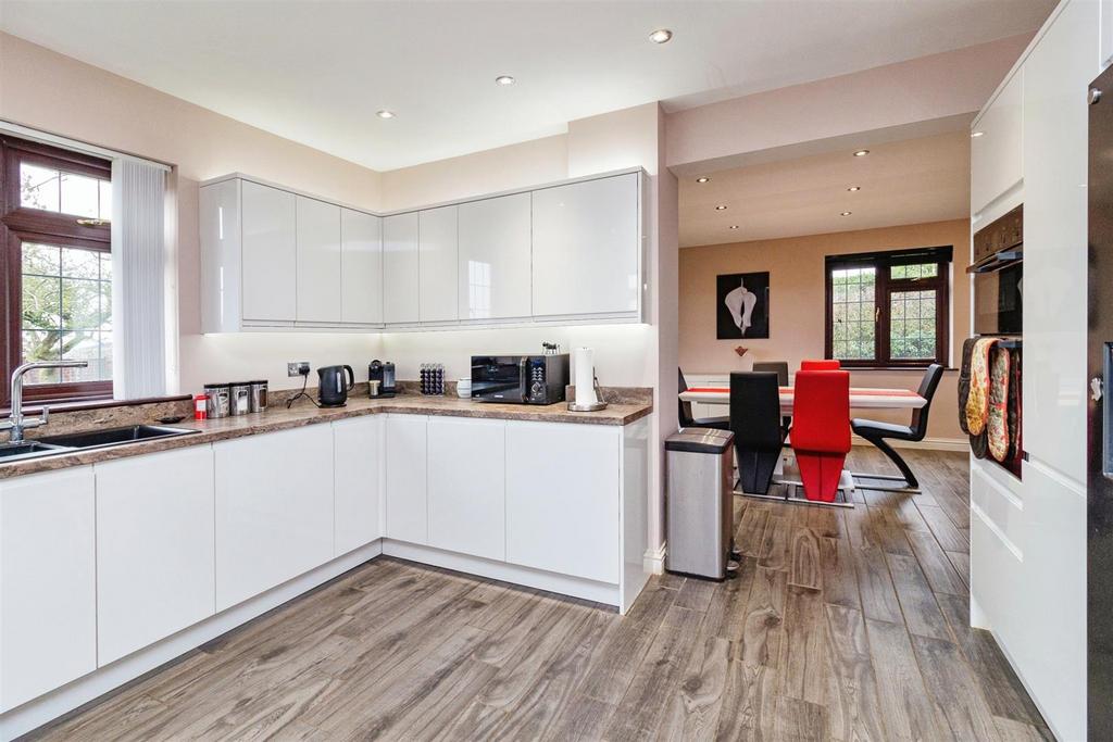 Eastern Way, Heath And Reach, Bedfordshire 4 bed detached house for
