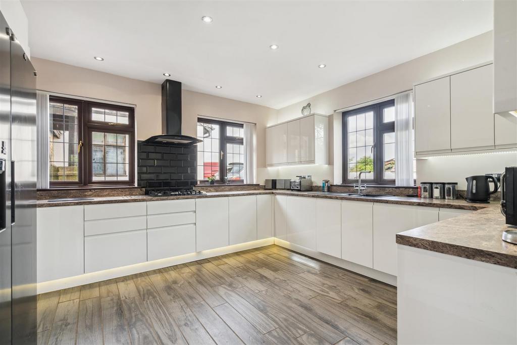 Eastern Way, Heath And Reach... 4 bed detached house for sale £800,000