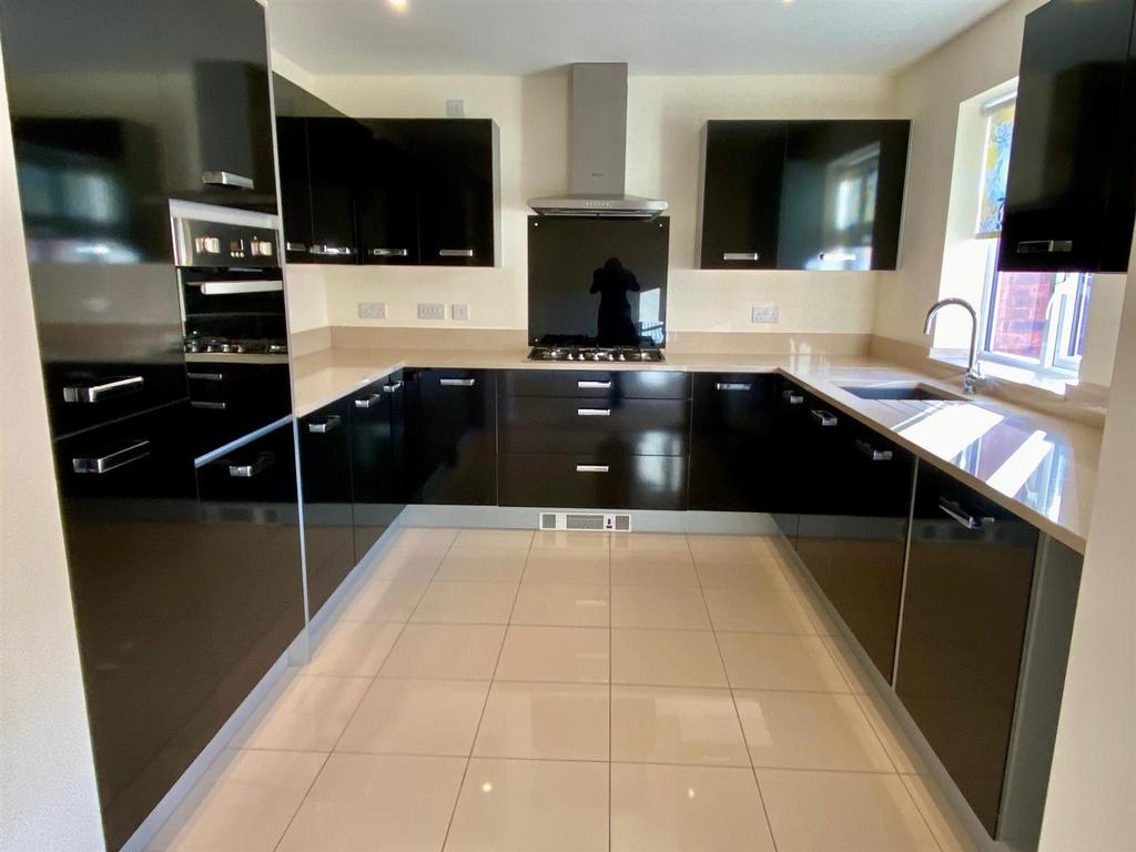 Marmaville court 39 kitchen.jpg