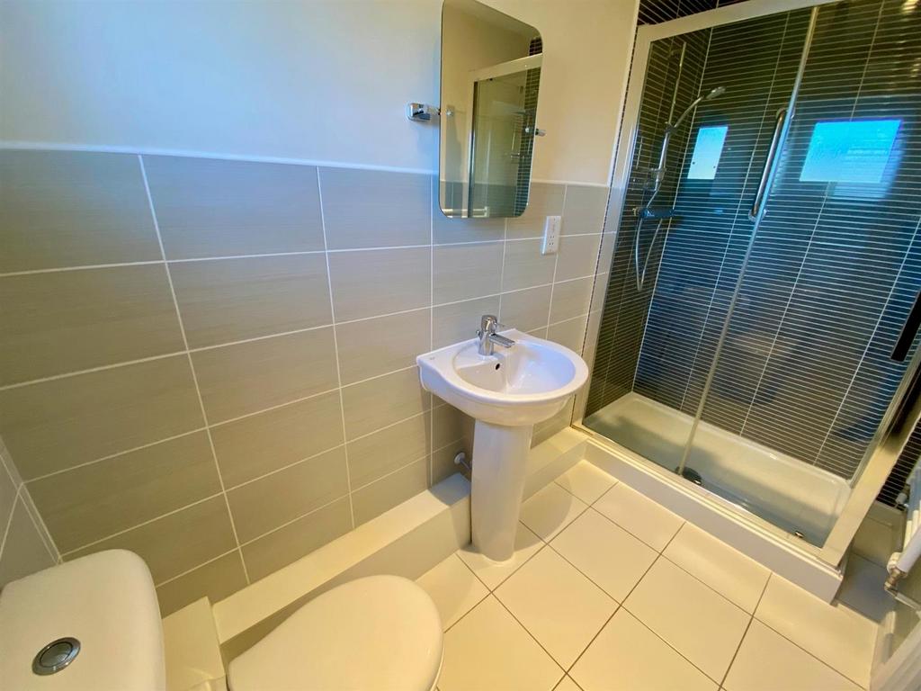Marmaville court 39 ensuite to bed 1.jpg