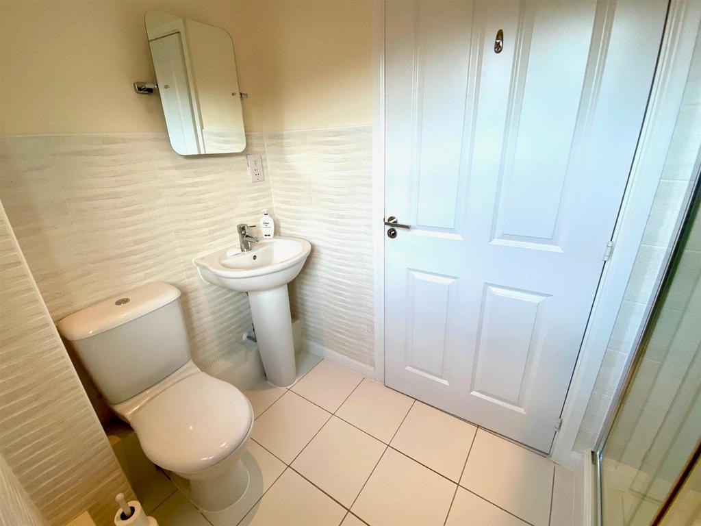 Marmaville court 39 ensuite to bed 2.jpg