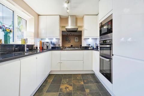 4 bedroom terraced house for sale, Newlands, Farsley, LS28