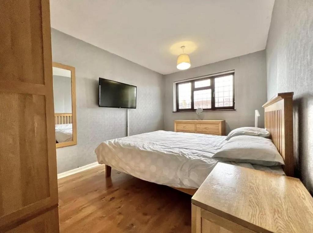 Bed 1.jpg