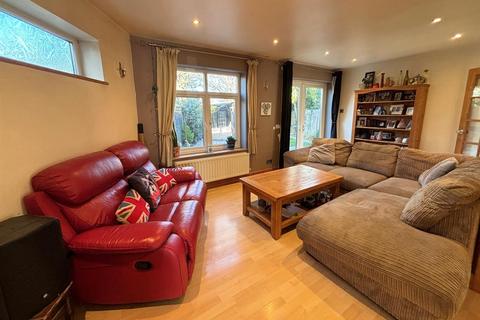 3 bedroom house for sale, Derwent Close, Addlestone KT15