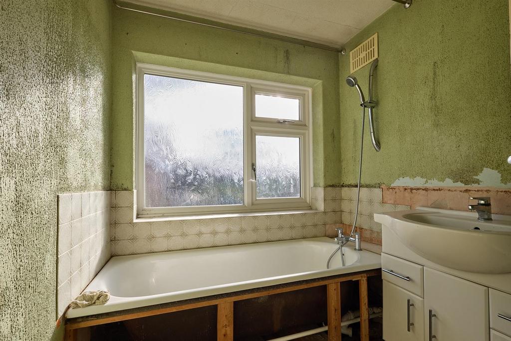 Family Bathroom to rear
