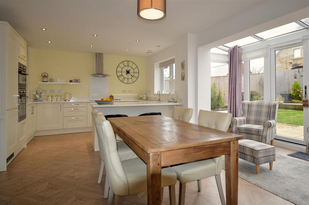 OPEN PLAN KITCHEN DINER &amp; FAMILY AREA