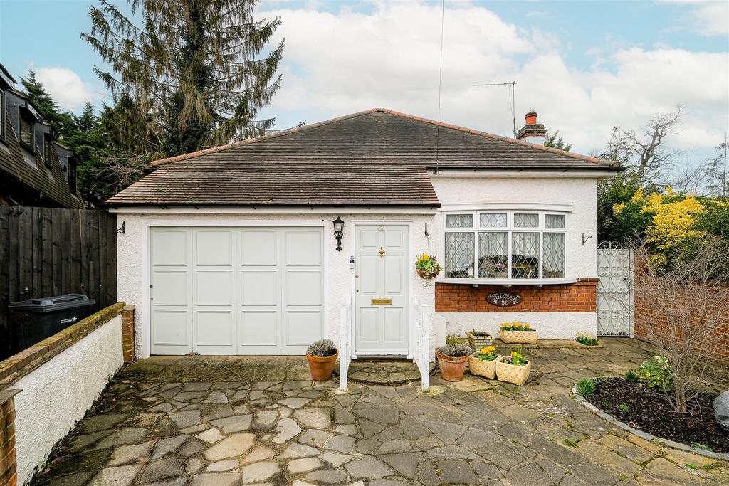 Fairview Gardens, Woodford Green 2 bed detached bungalow for sale £