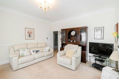 32 Fairview Gardens, Woodford Green, IG8 7DJ