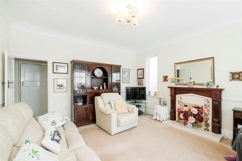 32 Fairview Gardens, Woodford Green, IG8 7DJ