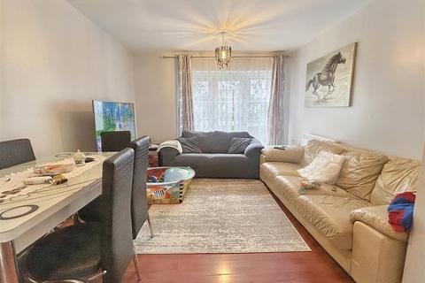 Flat 8, Derwent Court Riverside Close, Romford, RM1 1EQ